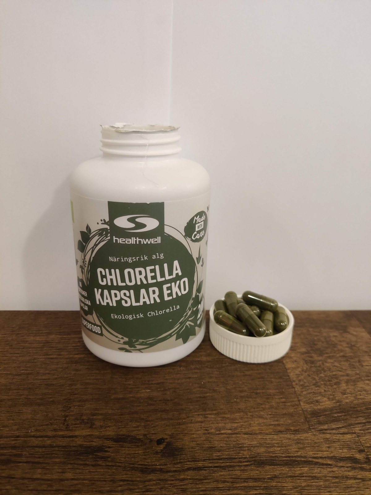 Healthwell Chlorella Kapslar EKO öppnad burk med kapslar, foto från vårt test