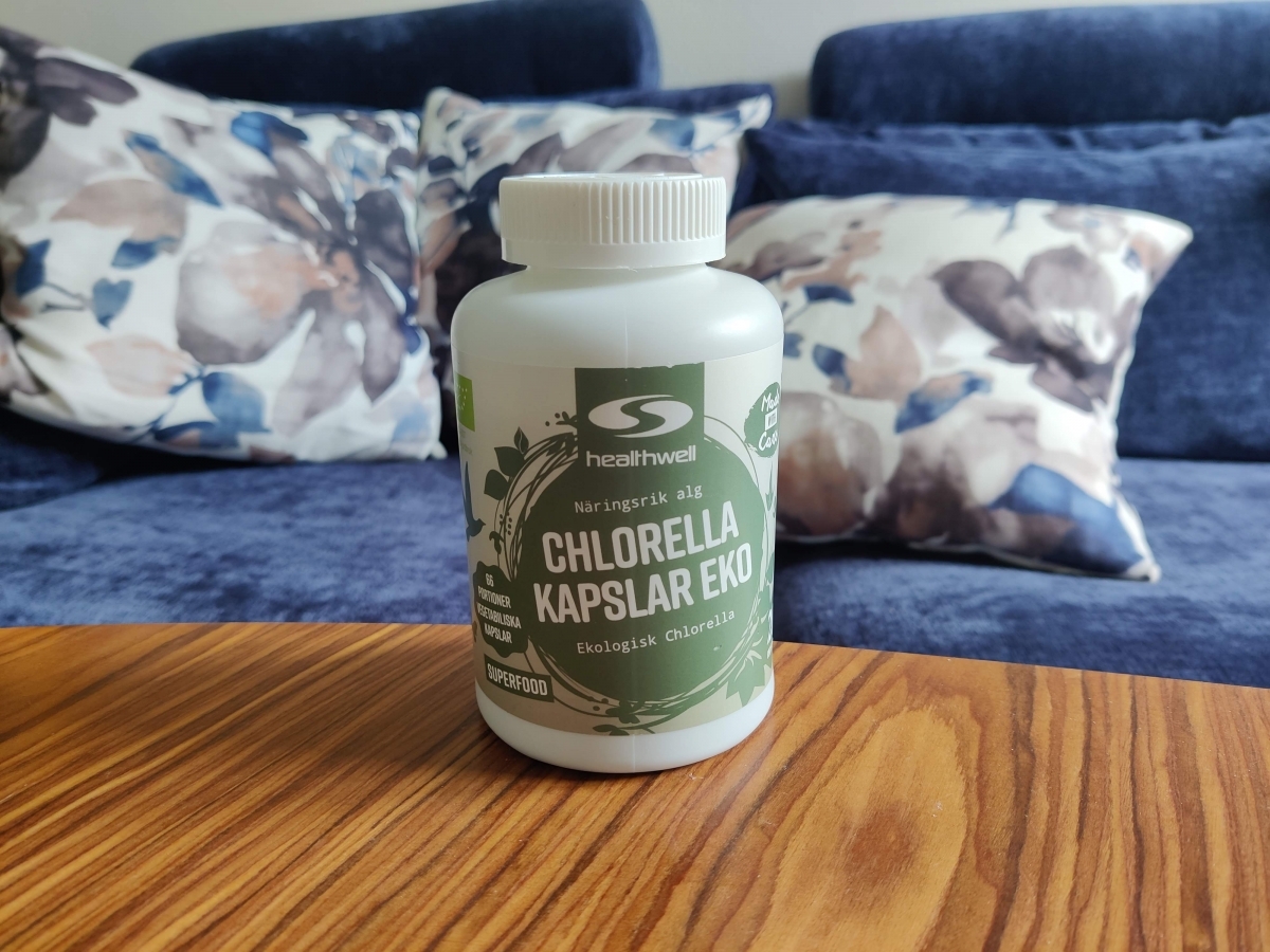 Healthwell Chlorella Kapslar EKO på soffbord hemma under långtestet