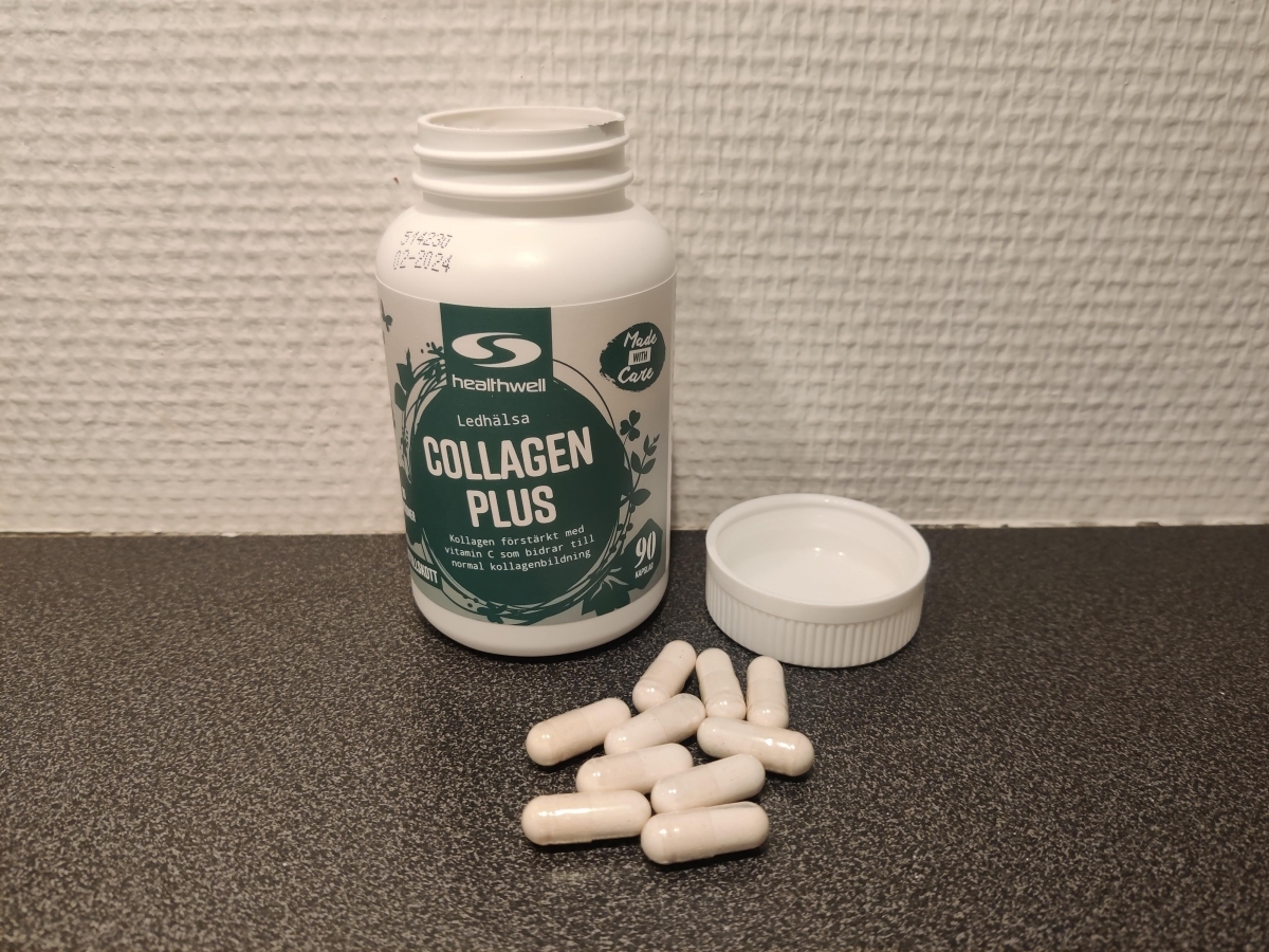 Healthwell Collagen Plus öppnad burk och kapslar på vår testbänk, foto taget av oss under testet
