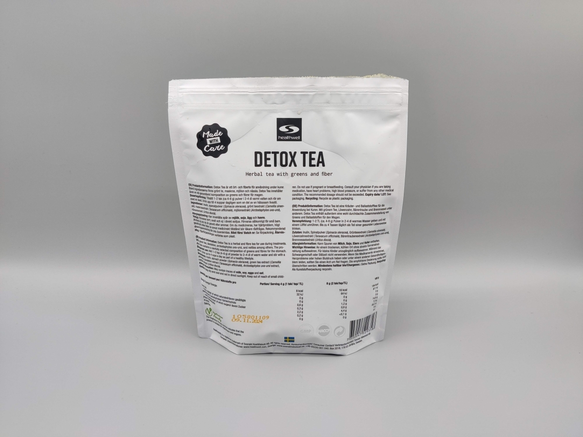 Baksidan av Healthwell Detox Tea med innehåll och instruktioner