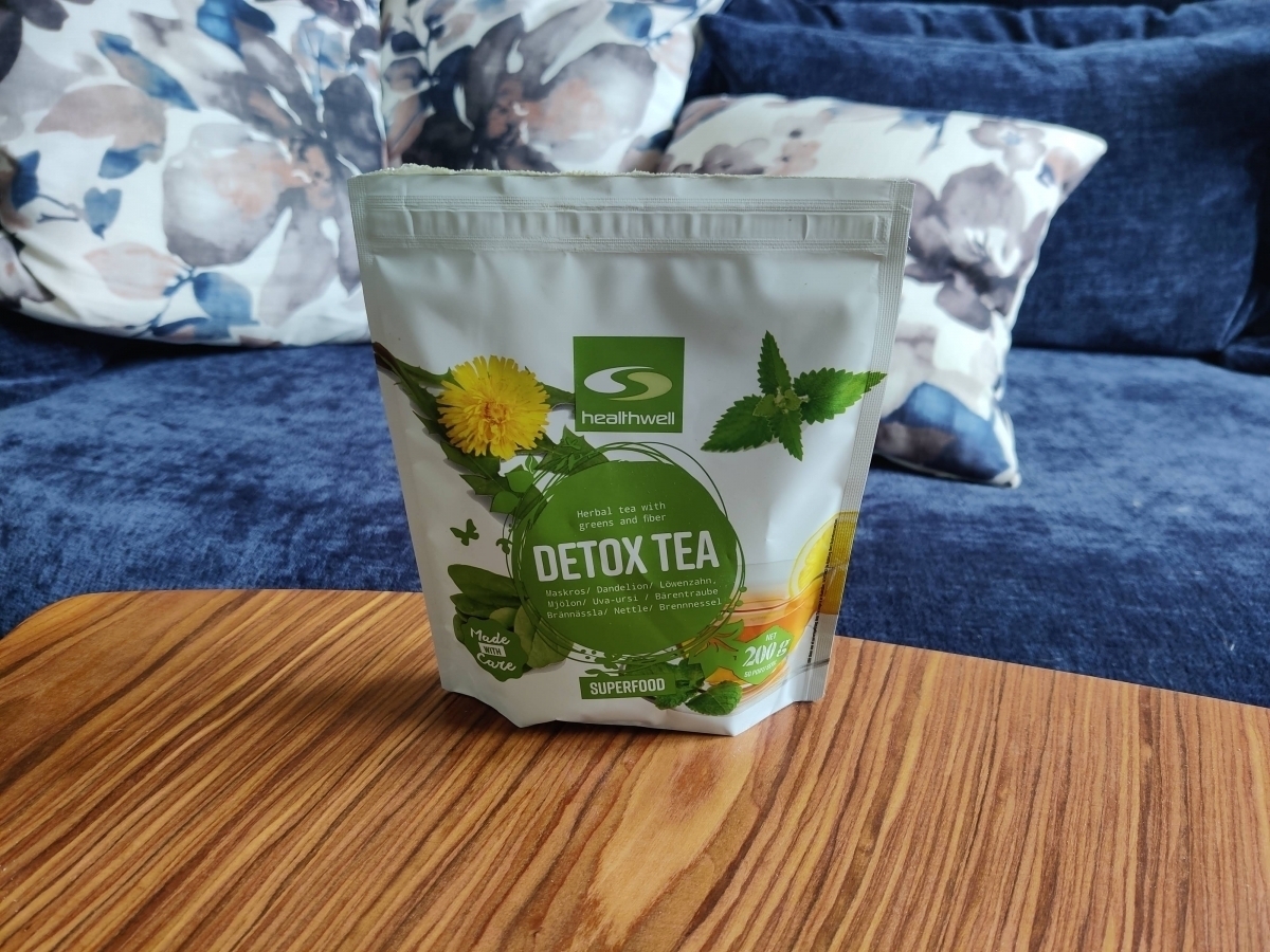 Healthwell Detox Tea på soffbordet hemma, foto taget av oss under testet