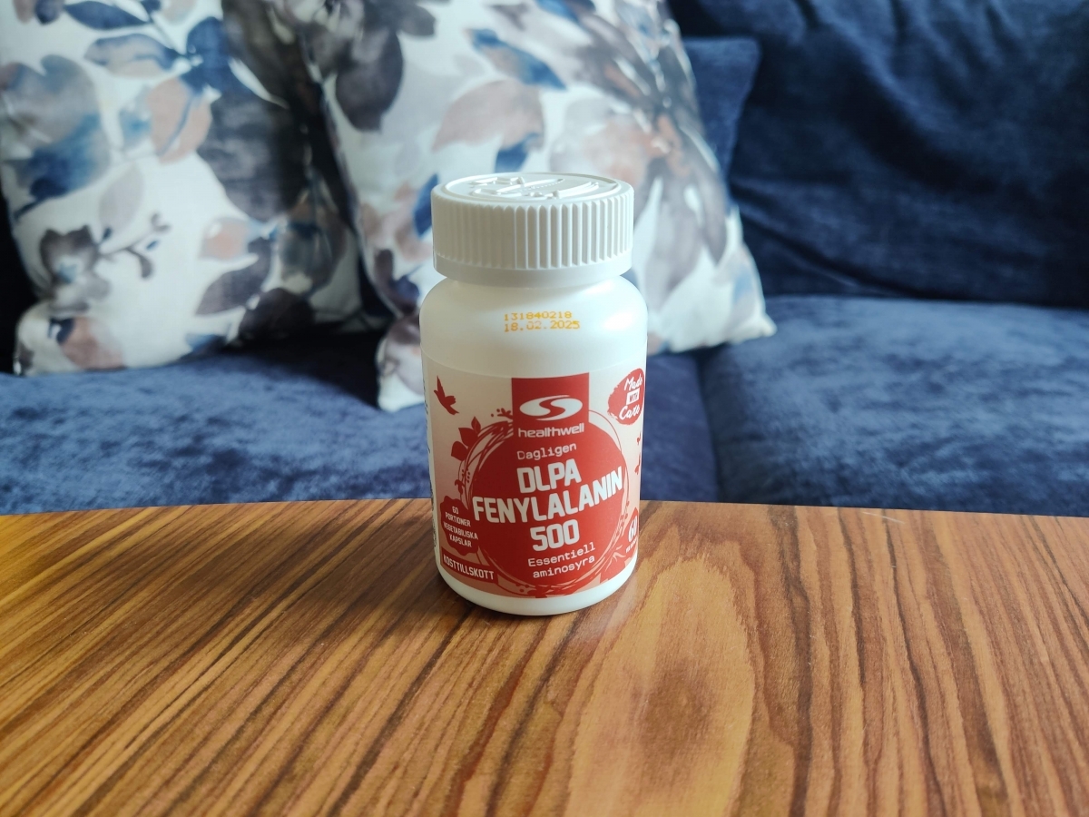 Healthwell DLPA Fenylalanin 500 på soffbordet hemma, foto taget av oss under testet
