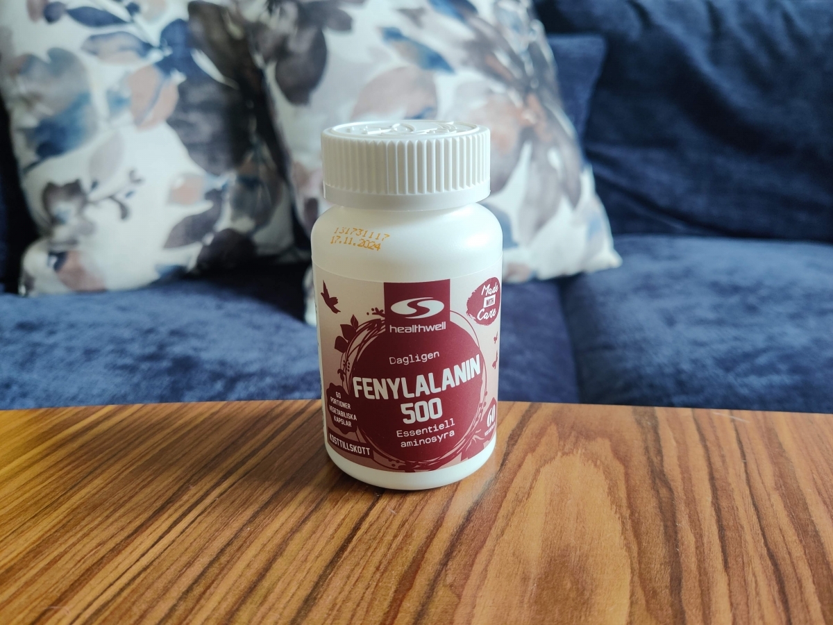 Vår egen bild på Healthwell Fenylalanin 500 på vardagsbordet, tagen under testet i hemmamiljö