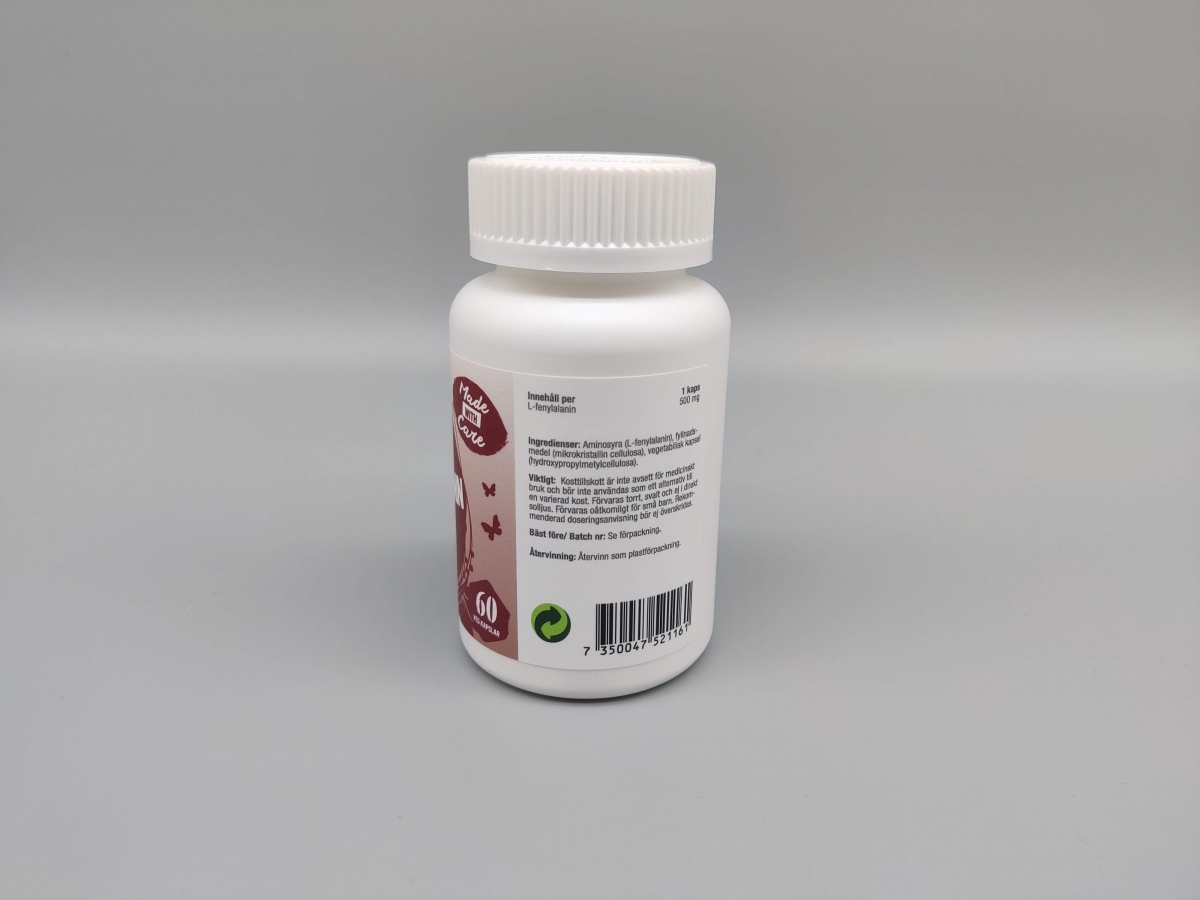 Baksidan på Healthwell Fenylalanin 500 med tydlig ingredienslista, foto taget av oss