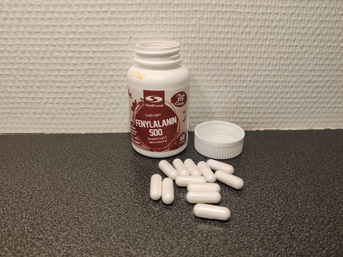 Kapslar från Healthwell Fenylalanin 500 utlagda på bänkskiva, egen testbild