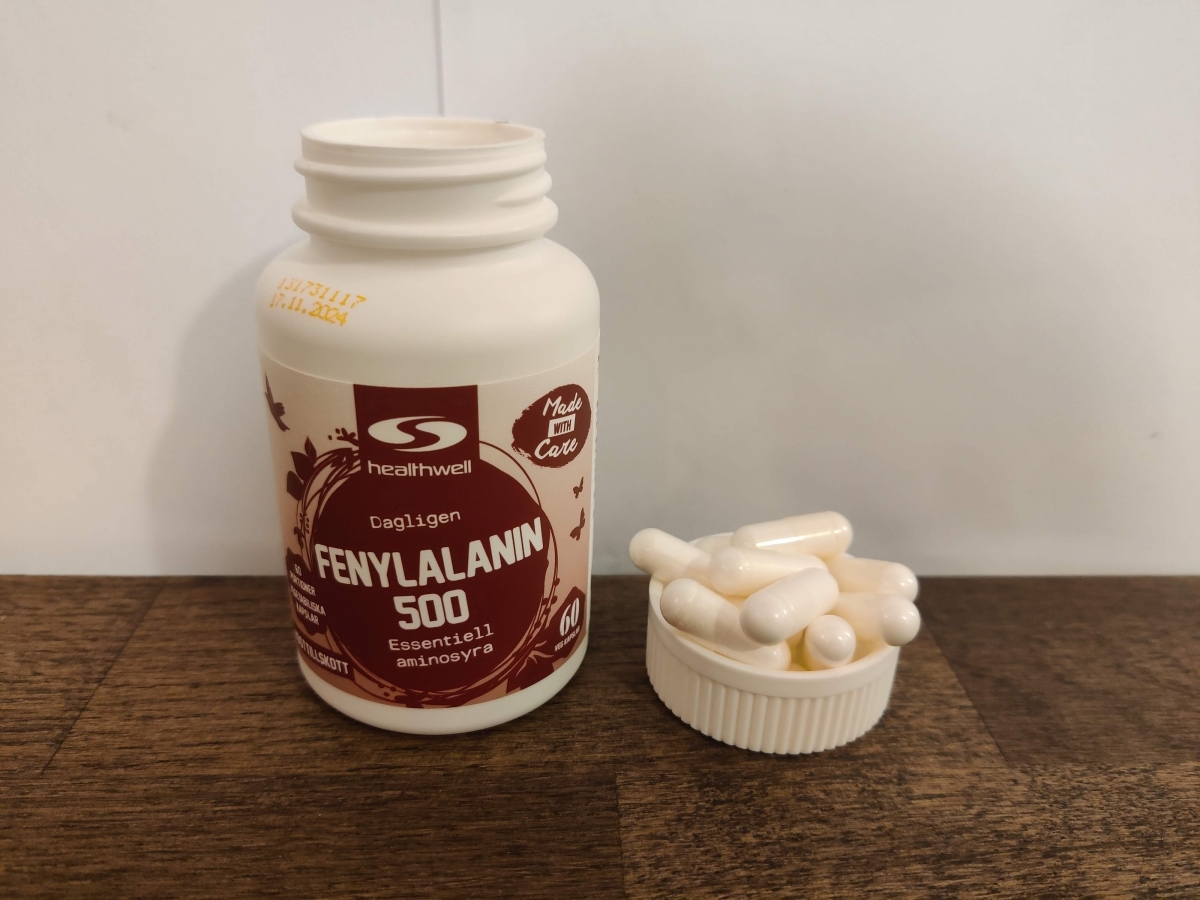 Öppen burk Healthwell Fenylalanin 500 med kapslar, fotograferad av oss under testet