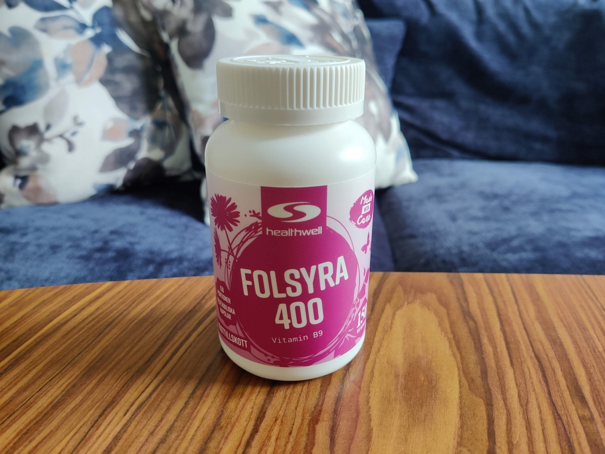 Healthwell Folsyra 400 på soffbord i hemmamiljö, taget under vårt åttaveckorstest