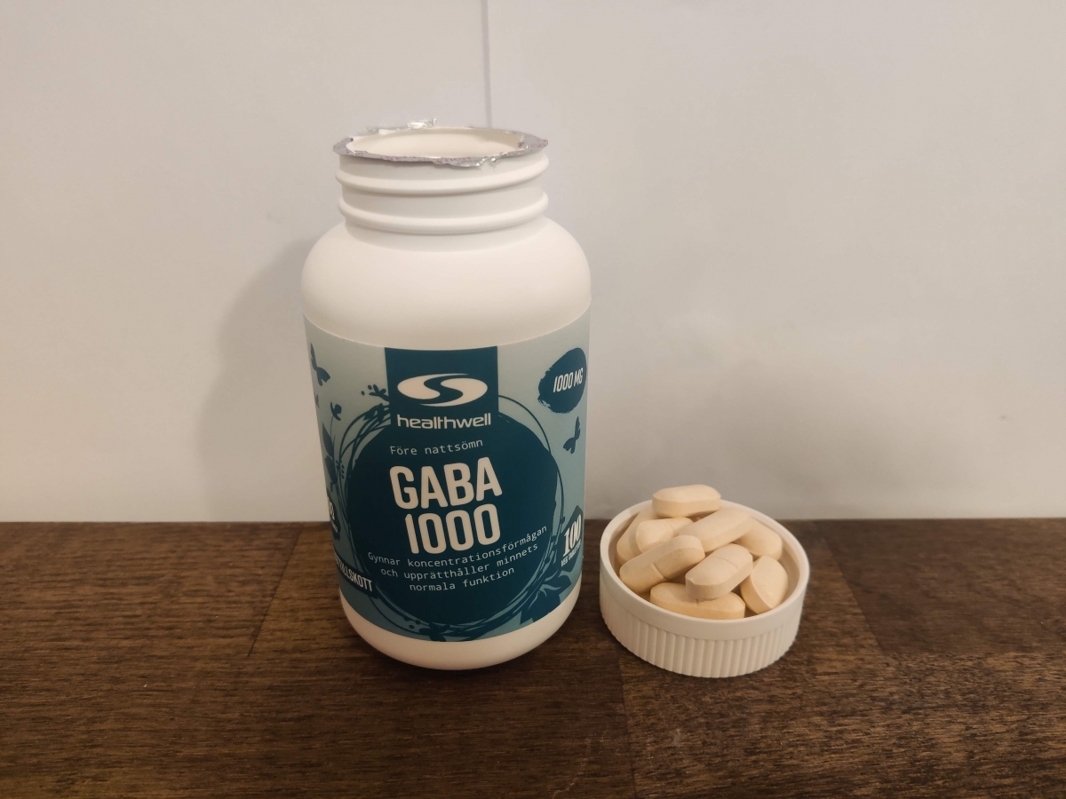 Närbild på Healthwell GABA 1000 med flera tabletter bredvid, taget under testet
