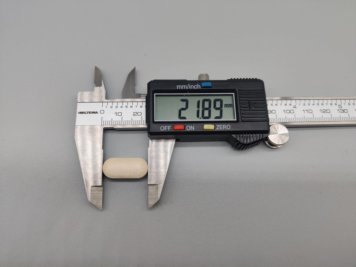 Healthwell GABA 1000 tablett uppmätt till 21,9 mm med skjutmått, foto från testet