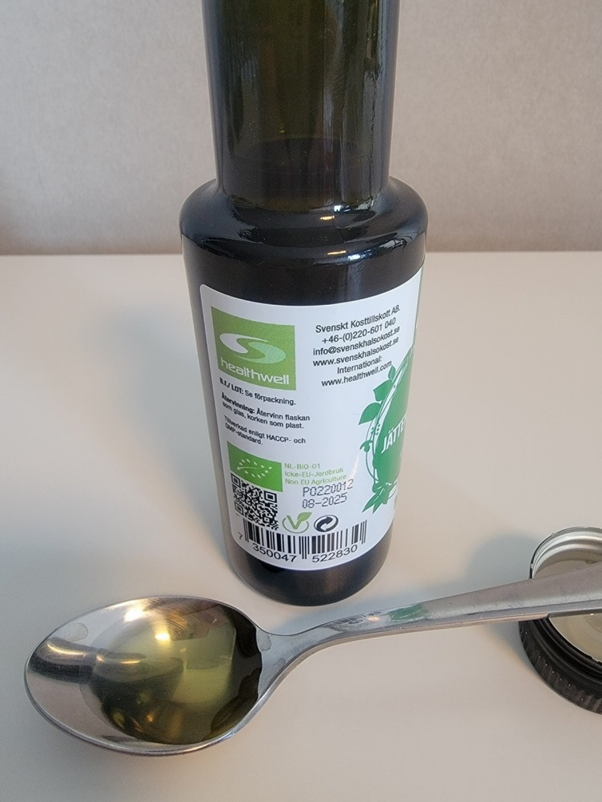 Baksida med EU-ekomärkning och mörkt glas, fotad av oss i testet