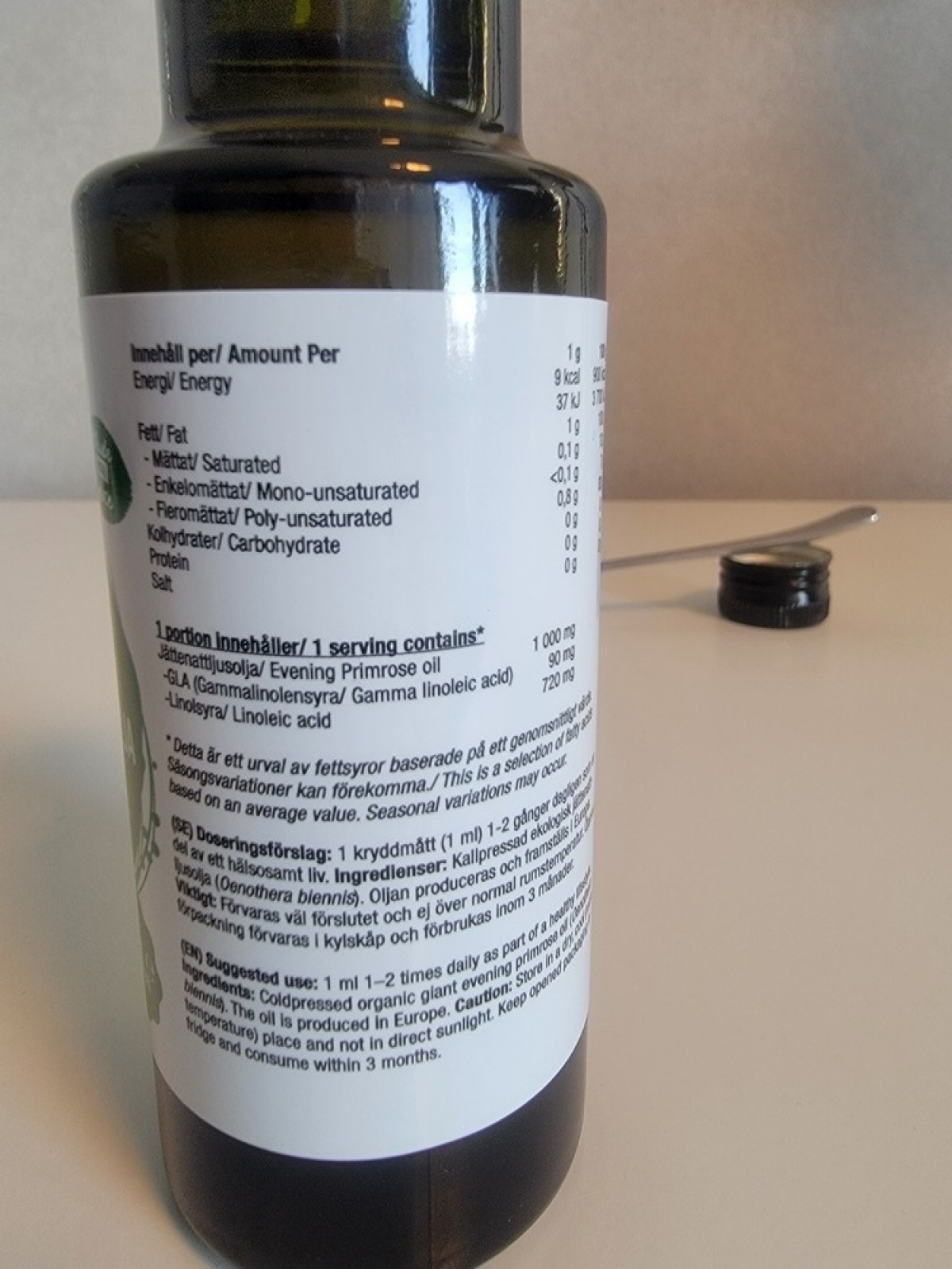 Närbild på innehåll och dosering från vår testflaska