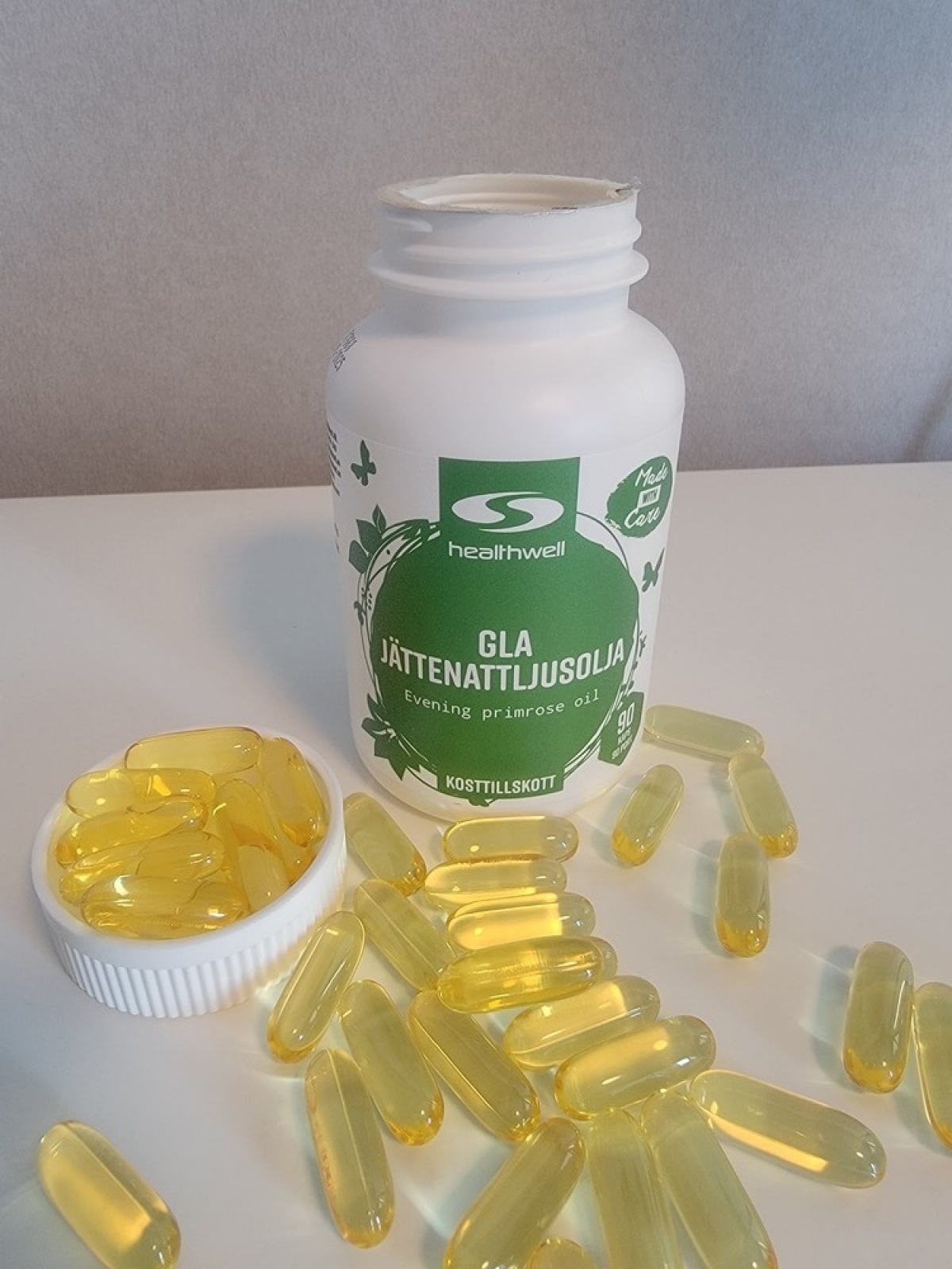 Egen bild tagen av oss av Healthwell GLA Jättenattljusolja med öppnad burk och kapslar