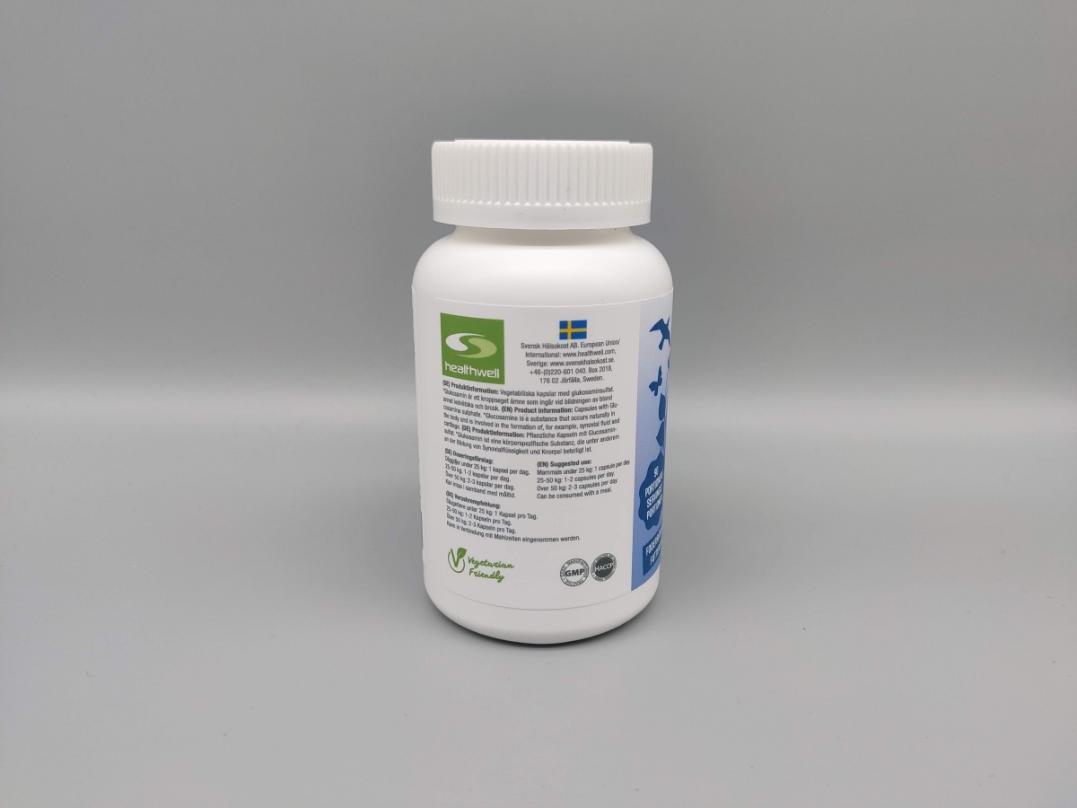 Etikett med svensk information och Vegetarian Friendly på Healthwell Glukosamine fotograferad av oss