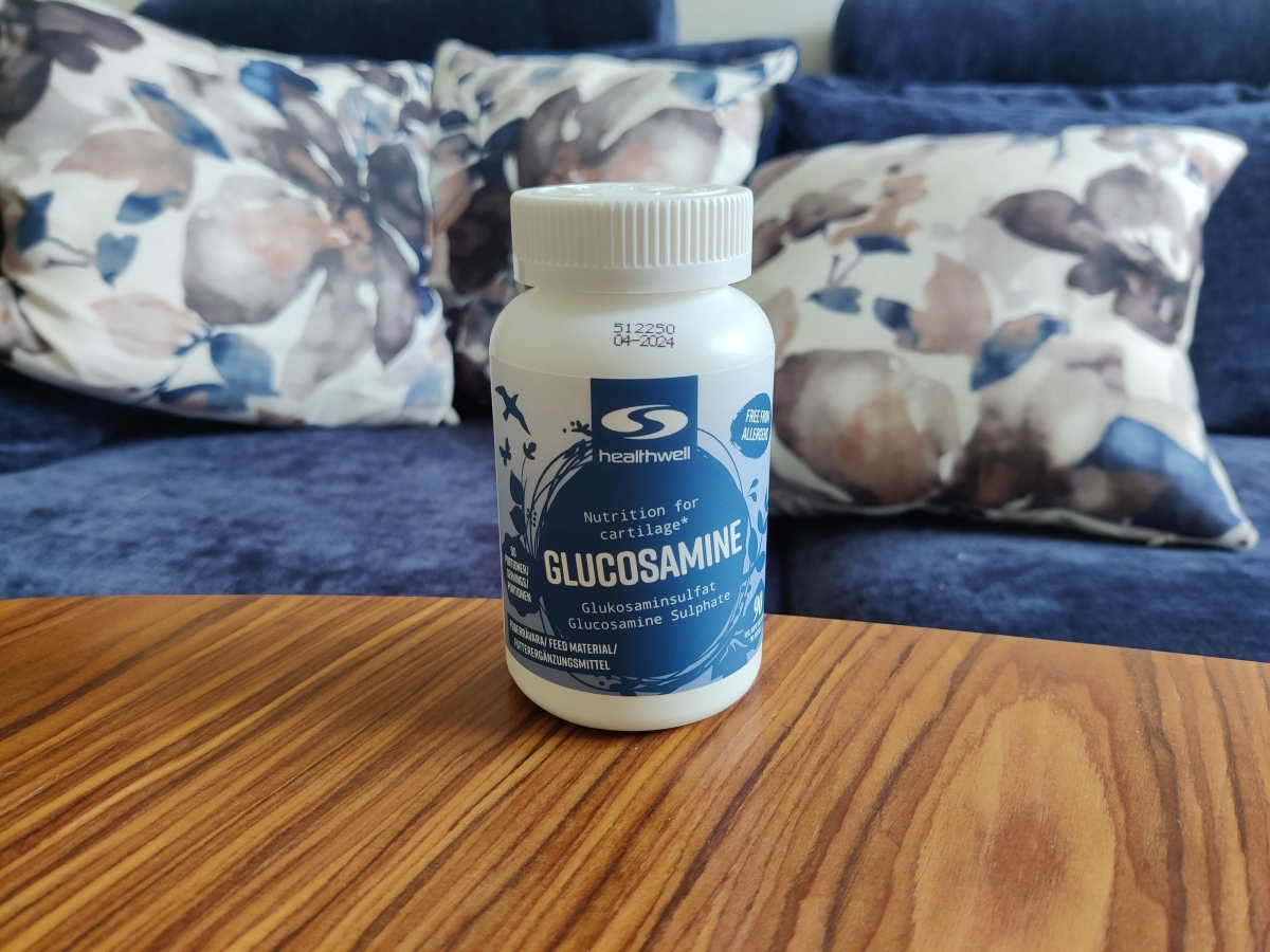 Healthwell Glukosamine på soffbordet i hemmamiljö foto från vårt test