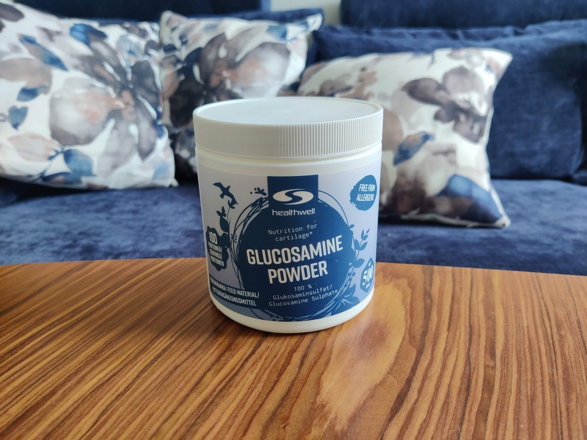 Healthwell Glucosamine Powder på soffbord i hemmamiljö