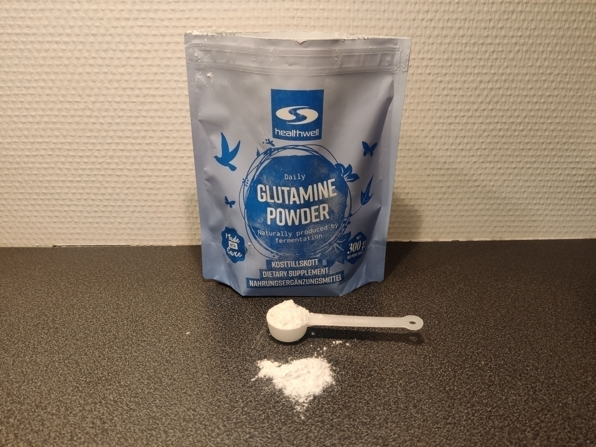 Skopa med Healthwell Glutamine Powder på köksbänk, eget foto