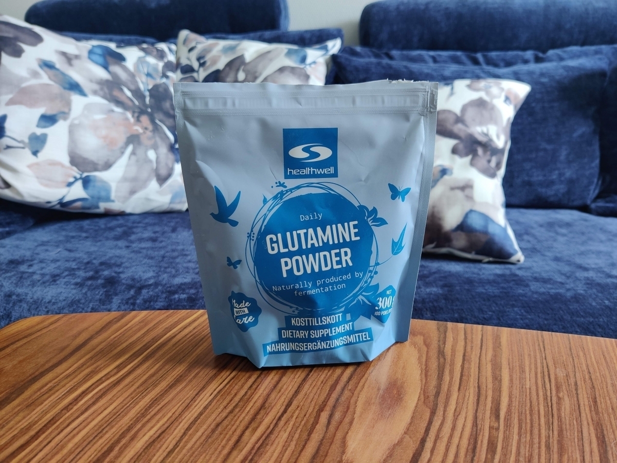 Healthwell Glutamine Powder på soffbordet, foto taget av oss under testet