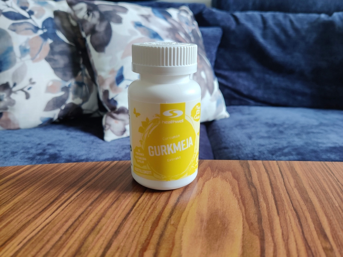 Healthwell Gurkmeja Extrakt på soffbordet hemma, foto från vårt test