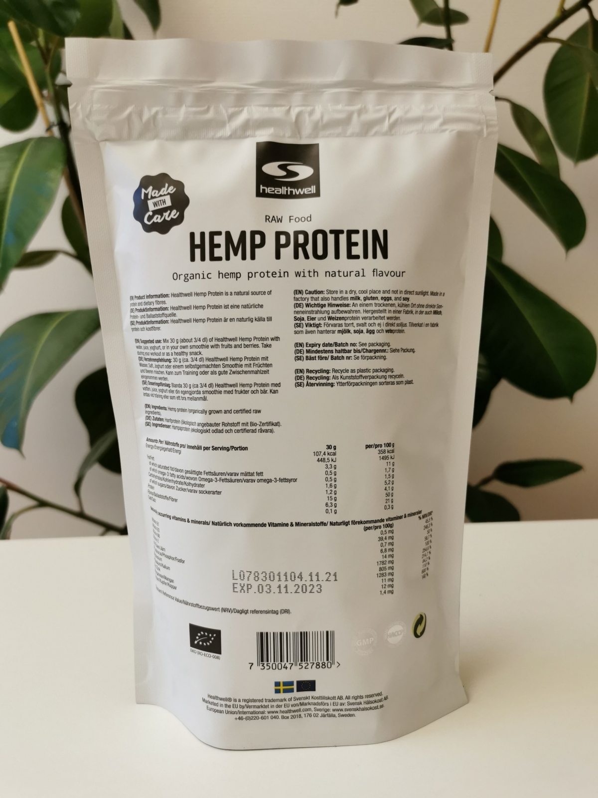 Baksida med näringsdeklaration och batch på Healthwell Hampaprotein EKO, fotad av oss
