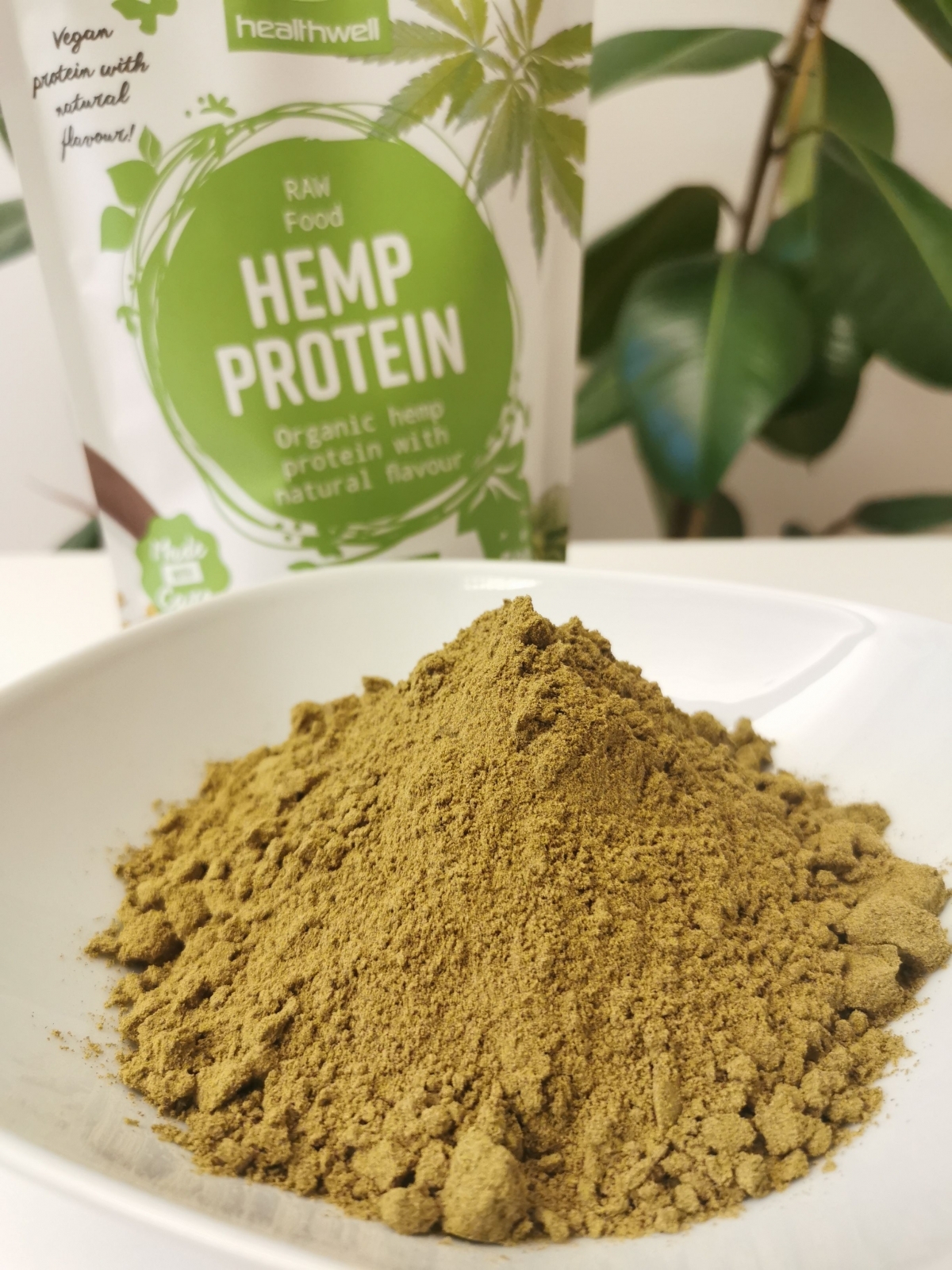 Närbild på Healthwell hampaproteinpulver i skål, fotad av oss under provsmakning