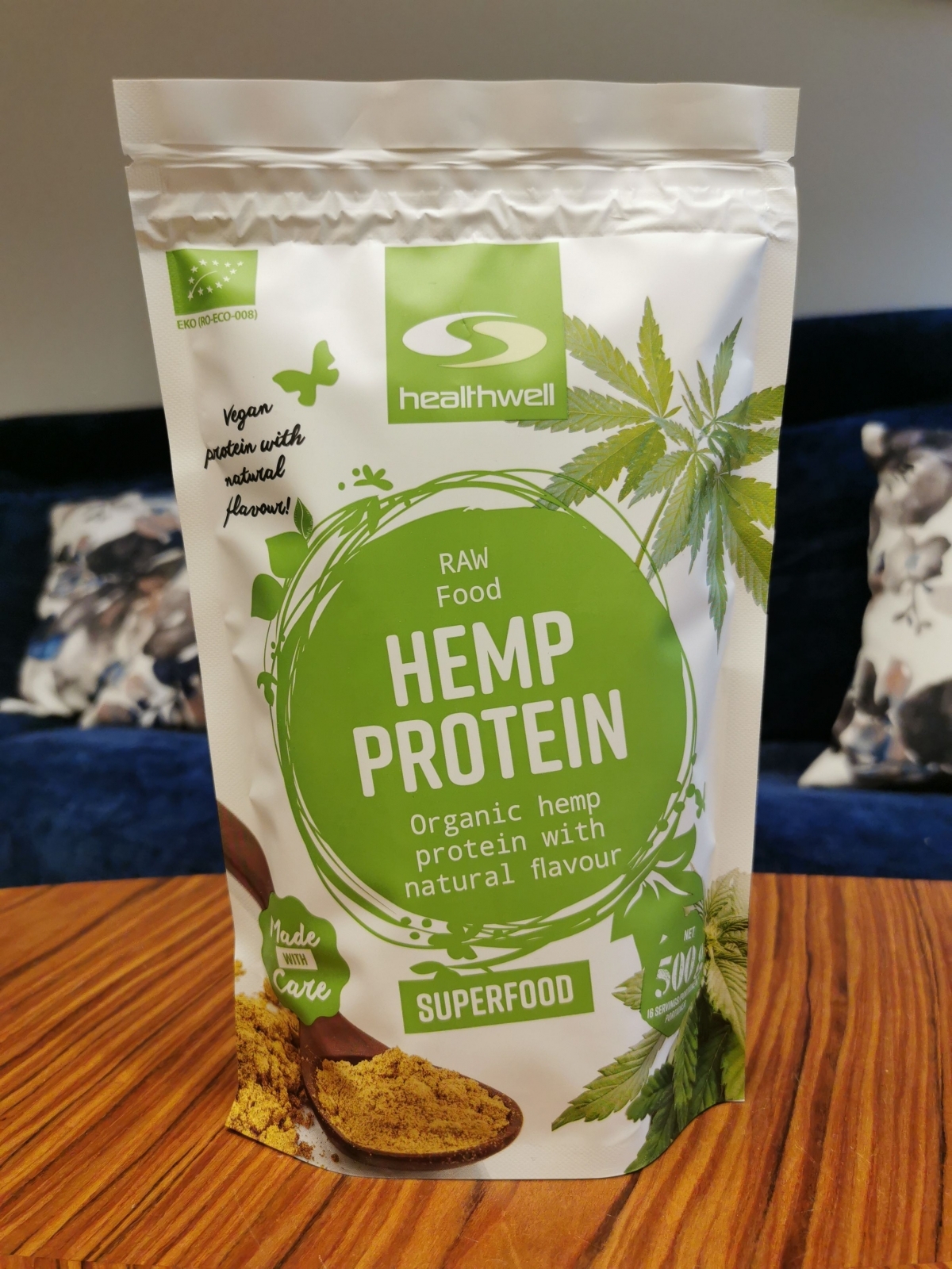 Healthwell Hampaprotein EKO 500 g påse på träbord, fotad av oss under testet