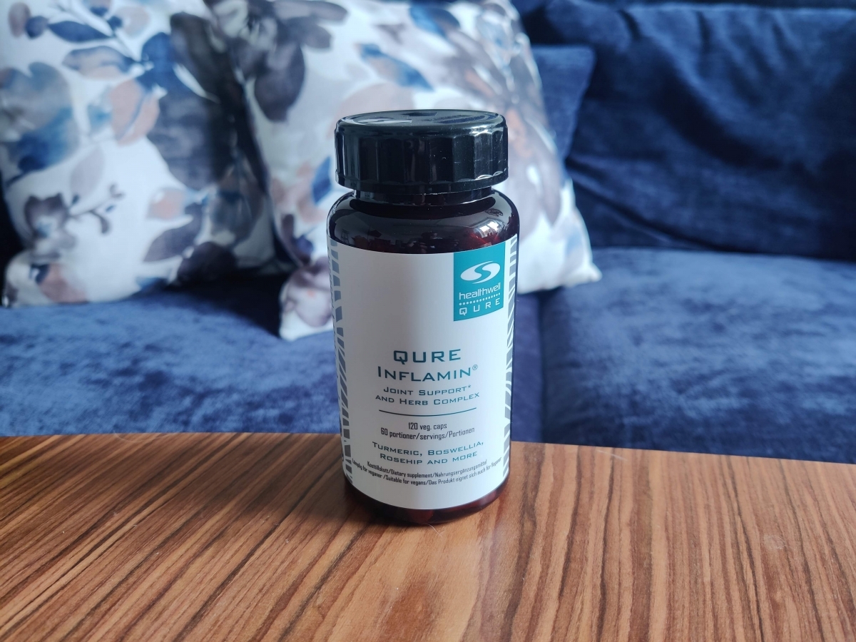 Healthwell Inflamin Premium på soffbordet hemma, fotad av oss under testet