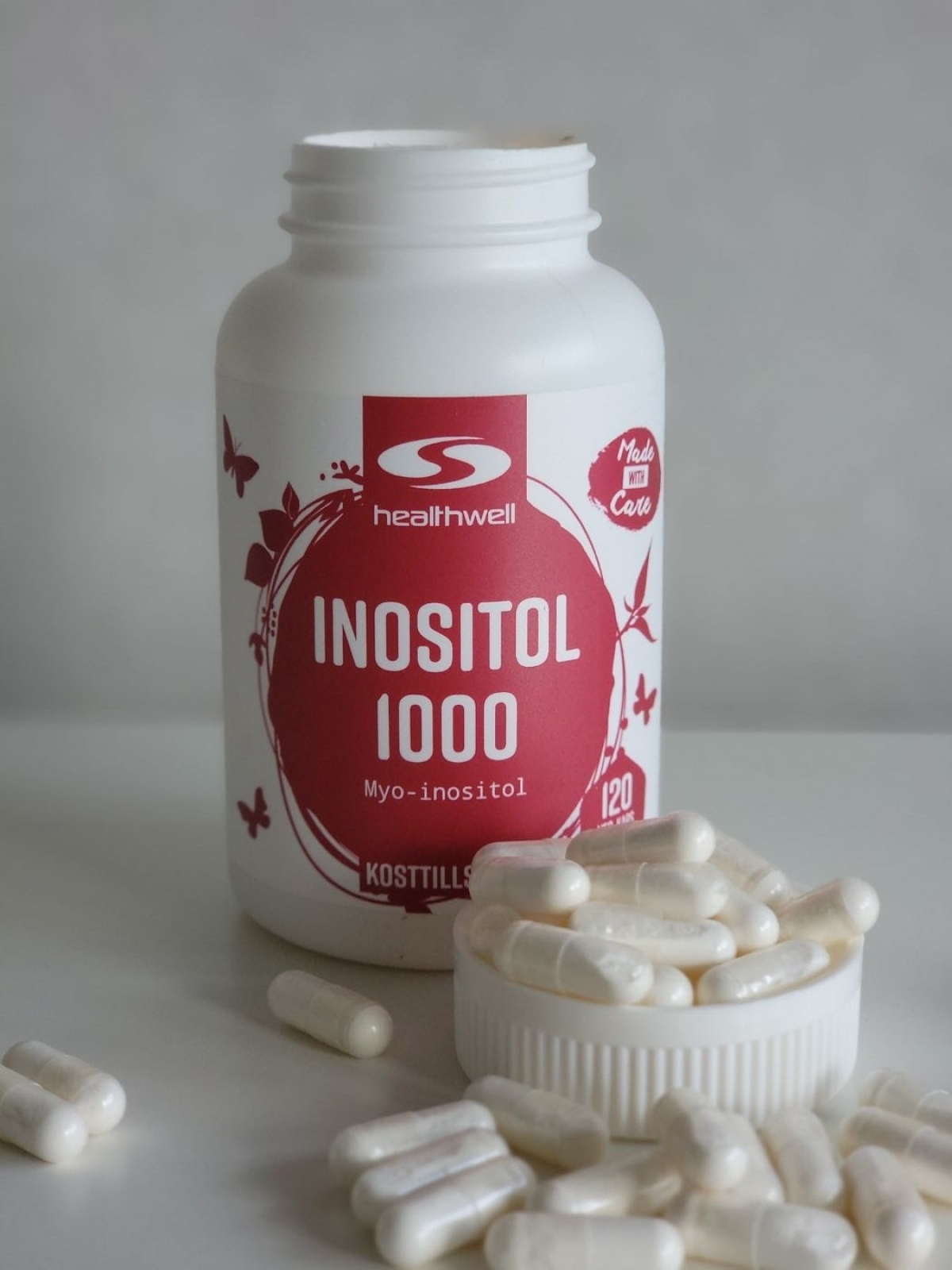Healthwell Inositol 1000 fotad av oss under testet, framsida med kapslar på bordet