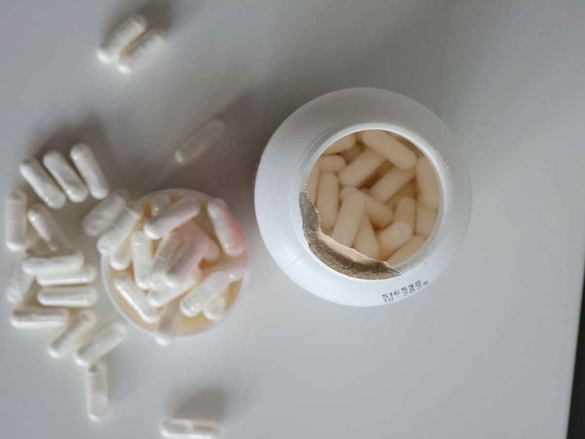 Öppnad Healthwell Inositol 1000 ovanifrån, kapslar synliga, foto taget av oss