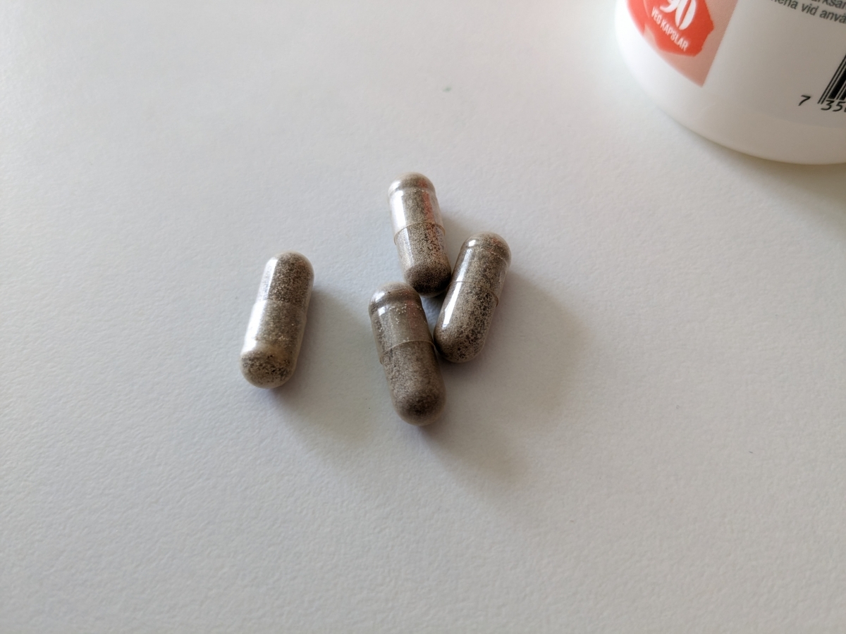 Närbild på fyra kapslar från Healthwell Järn Skonsam, tagen av oss