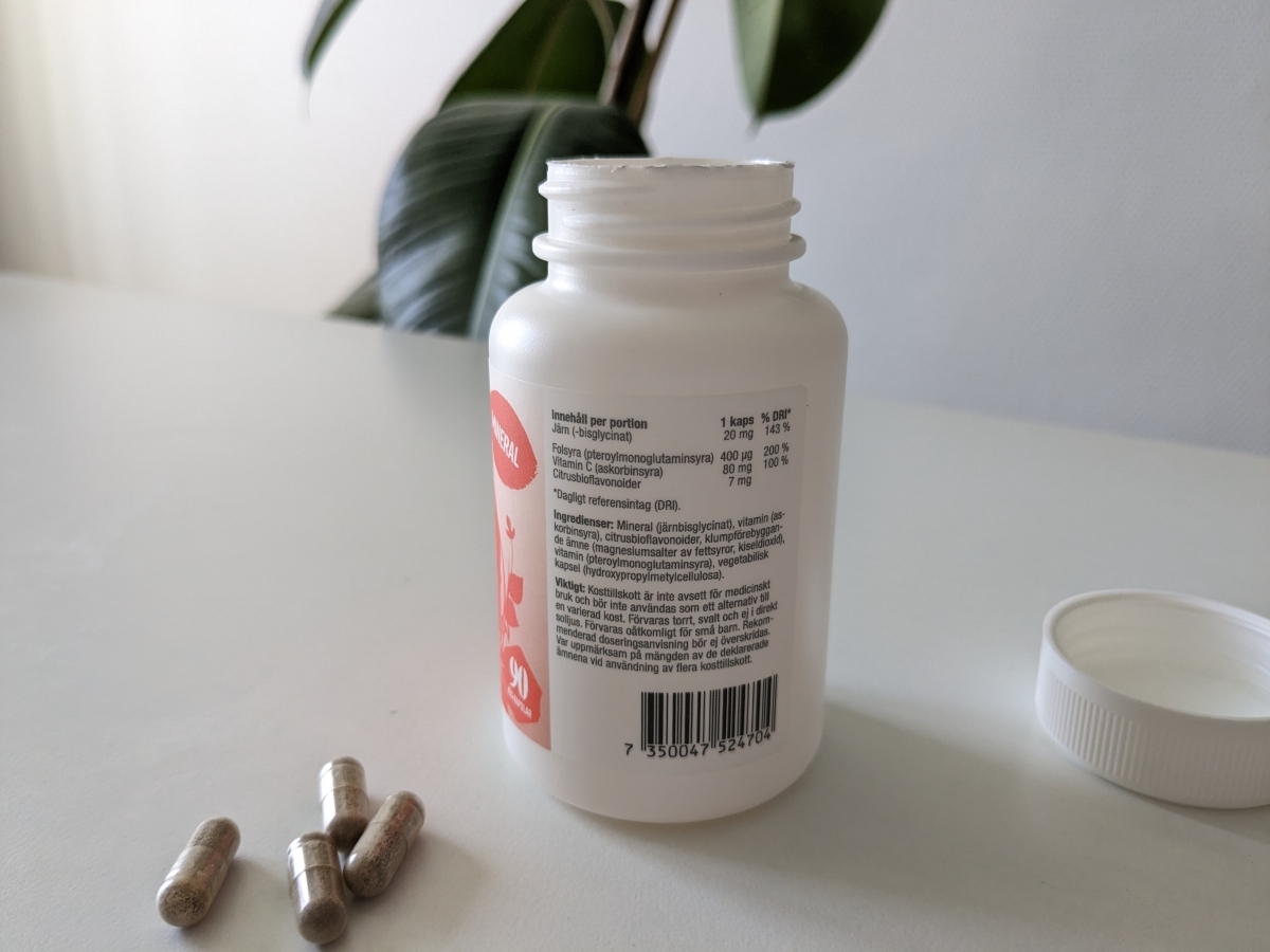 Baksida med tydlig näringsdeklaration för Healthwell Järn Skonsam, fotad i vårt test