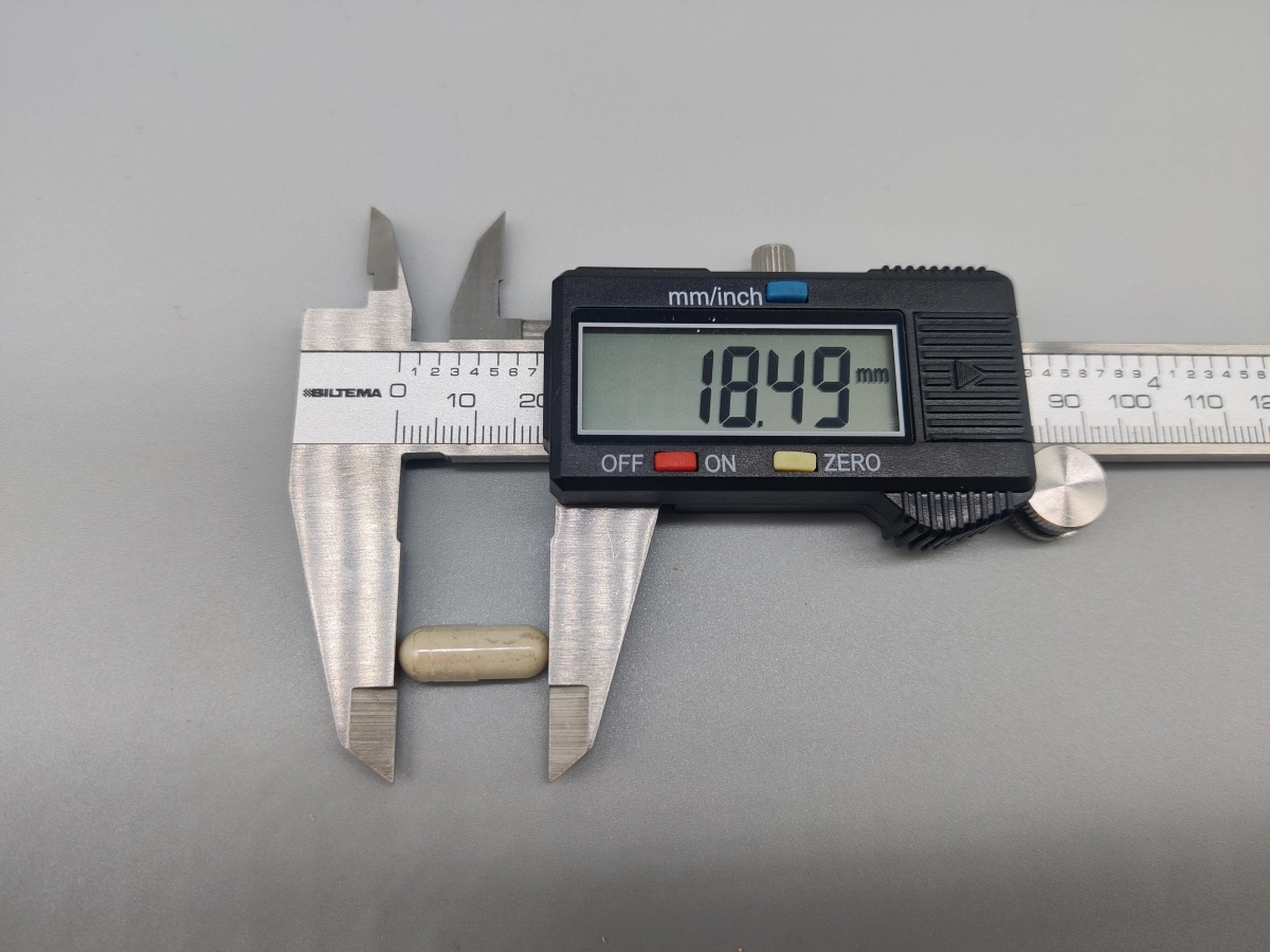 Skjutmått visar 18,49 mm på en Healthwell Järn-kapsel från vårt test
