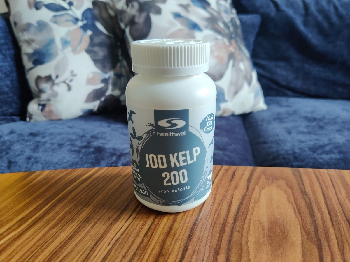 Healthwell Jod Kelp 200 i hemmiljö på soffbord, fotograferat av oss