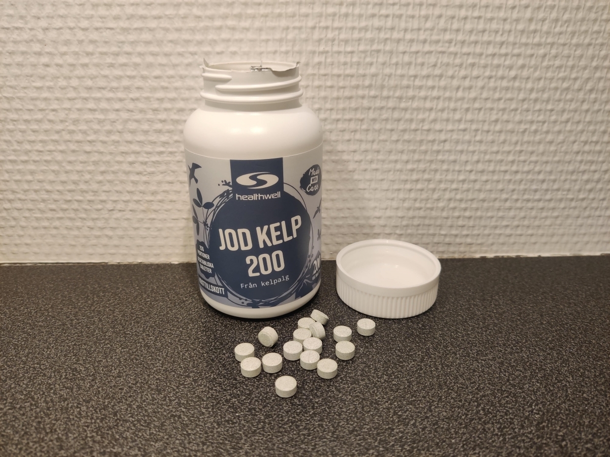 Healthwell Jod Kelp 200 öppnad burk med tabletter på bänkskiva, foto taget av oss under testet