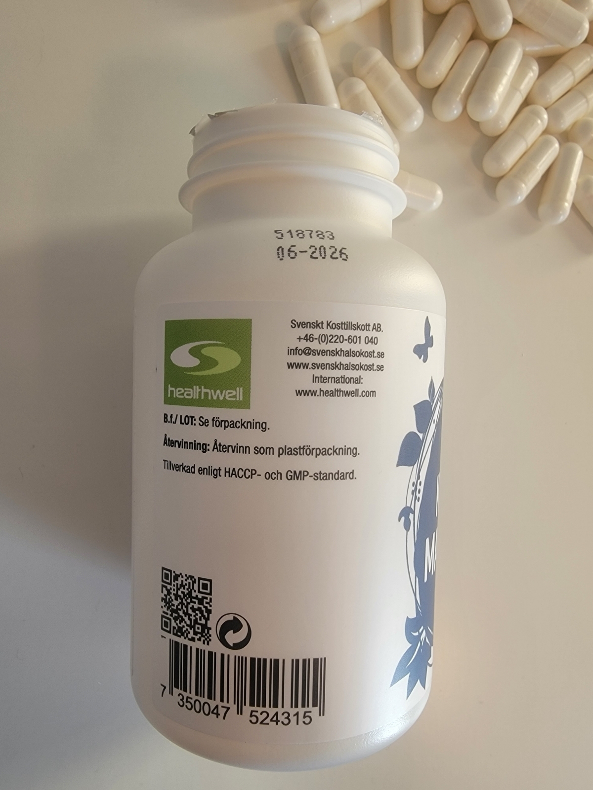 Baksida med batchnummer och bäst-före på Healthwell Kalcium Magnesium, vårt foto
