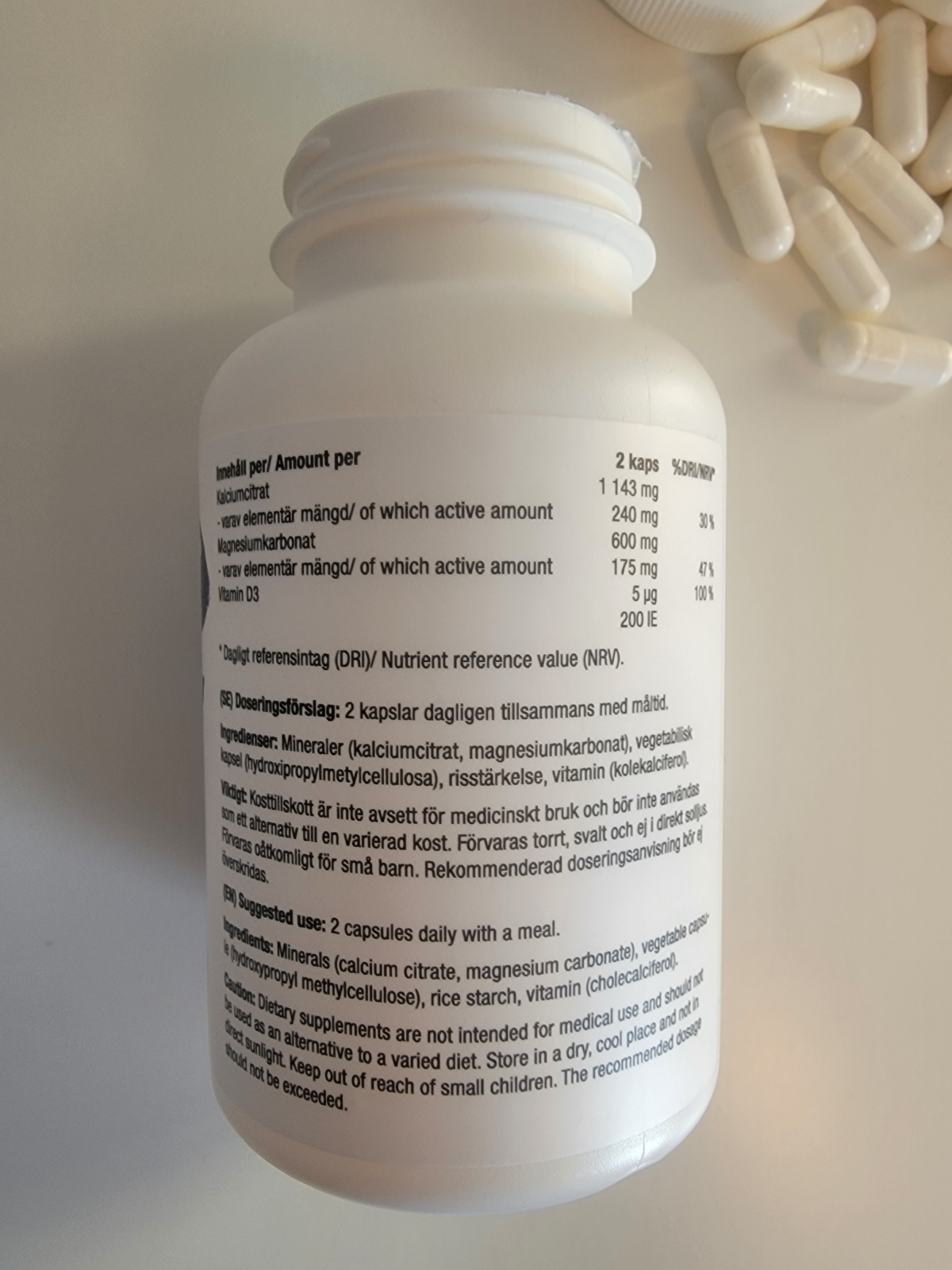 Närings- och doseringsetikett på Healthwell Kalcium Magnesium, foto av oss