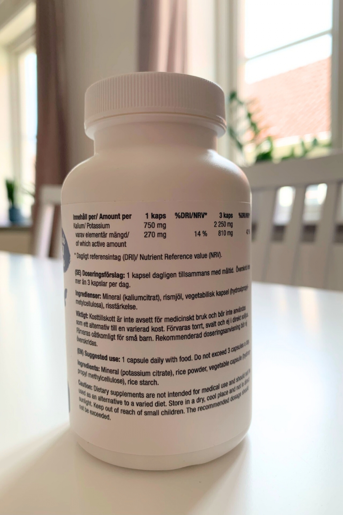Healthwell Kalium 750 baksida med innehåll och dosering, foto taget av oss