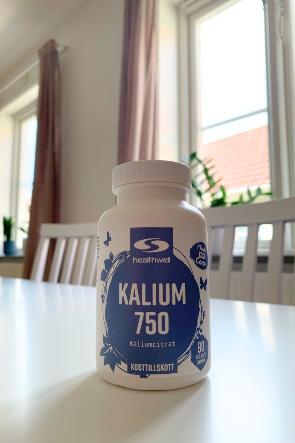 Vår egen bild av Healthwell Kalium 750 på köksbordet i mjukt fönsterljus