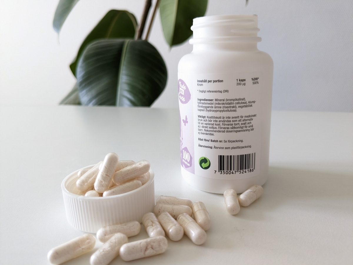 Baksidan av Healthwell Krom tagen av oss där dosering och ingredienser syns tydligt
