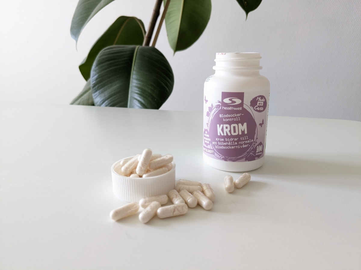Healthwell Krom fotograferad av oss under testet med kapslar utspridda på bordet