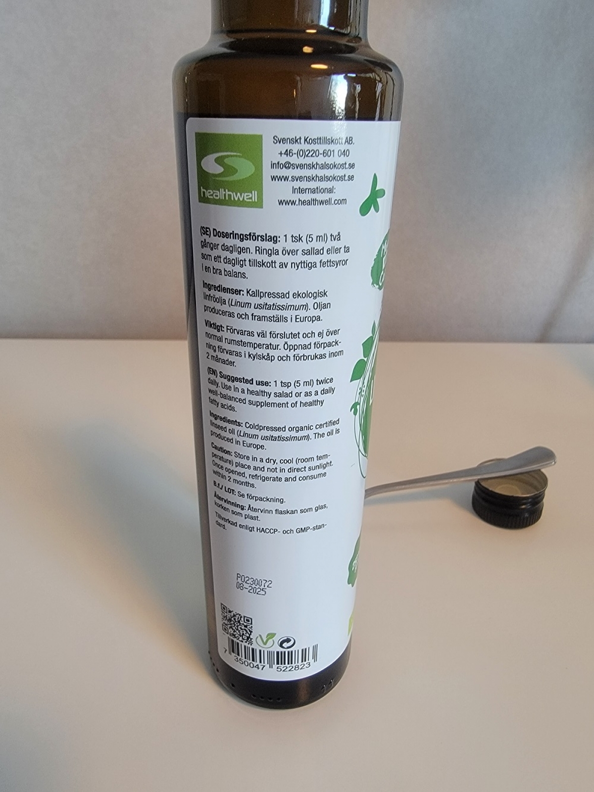 Baksidan av Healthwell Linfröolja EKO med doseringsförslag och kontaktuppgifter, egen bild