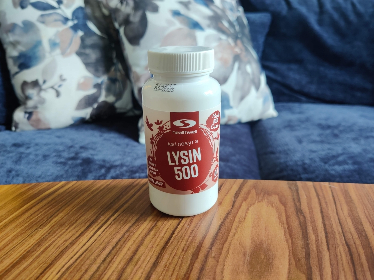 Healthwell Lysin 500 på soffbordet hemma, fotad av oss under testet