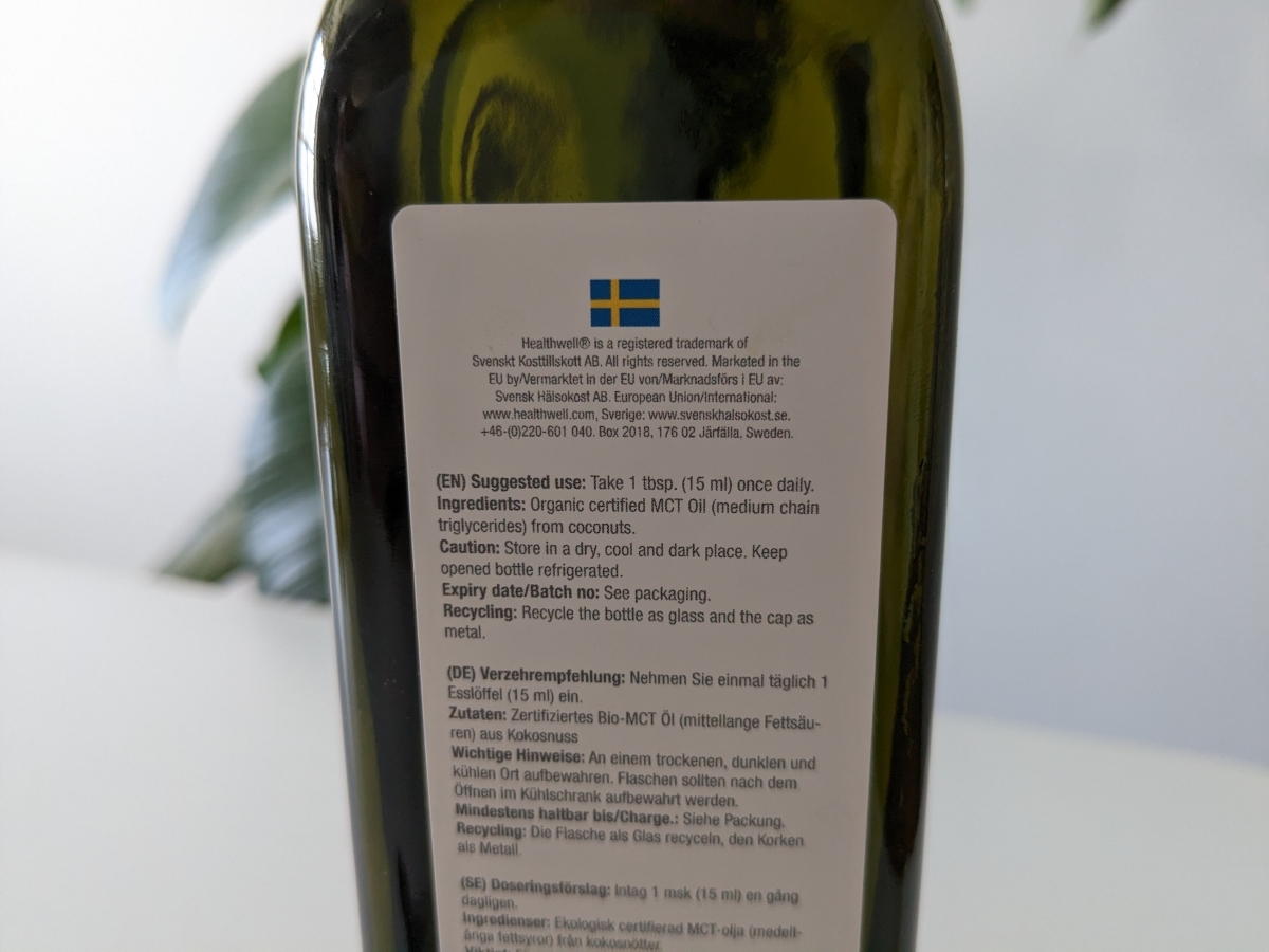 Etikett med dosering och ingredienser på Healthwell MCT Oil EKO fotograferad av oss