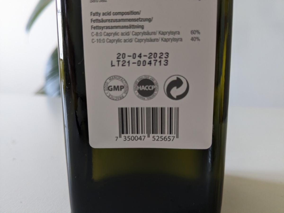 Närbild på märkningar och batch på Healthwell MCT Oil EKO tagen av oss