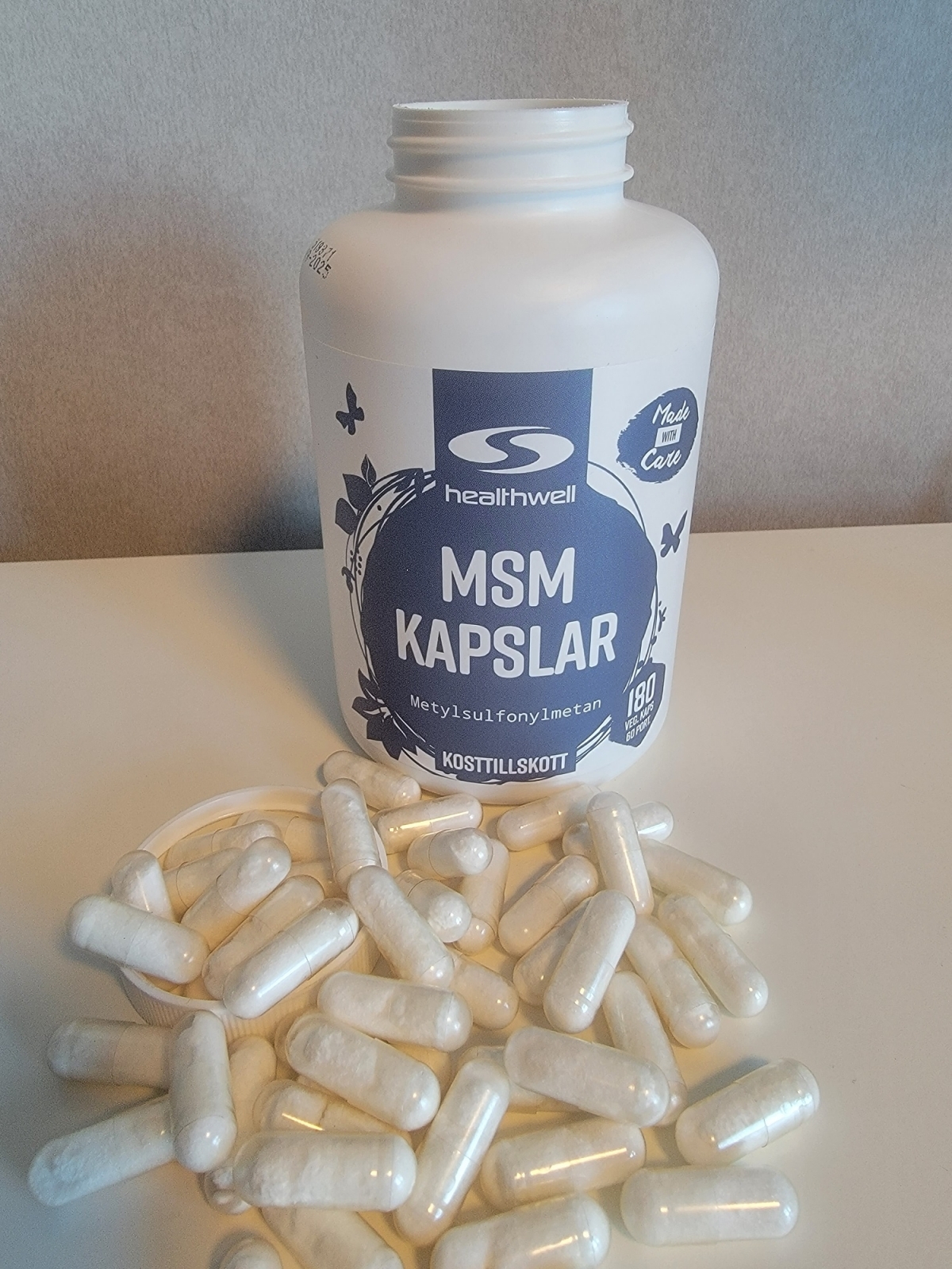 Healthwell MSM Kapslar burk och kapslar i närbild, foto taget av oss under testet