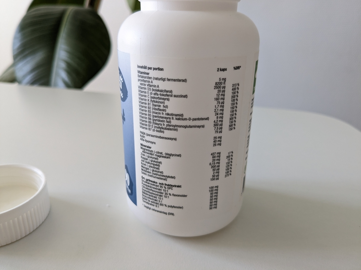 Vår bild av innehållsdeklarationen på Healthwell Multivitamin Man med doser per två kapslar
