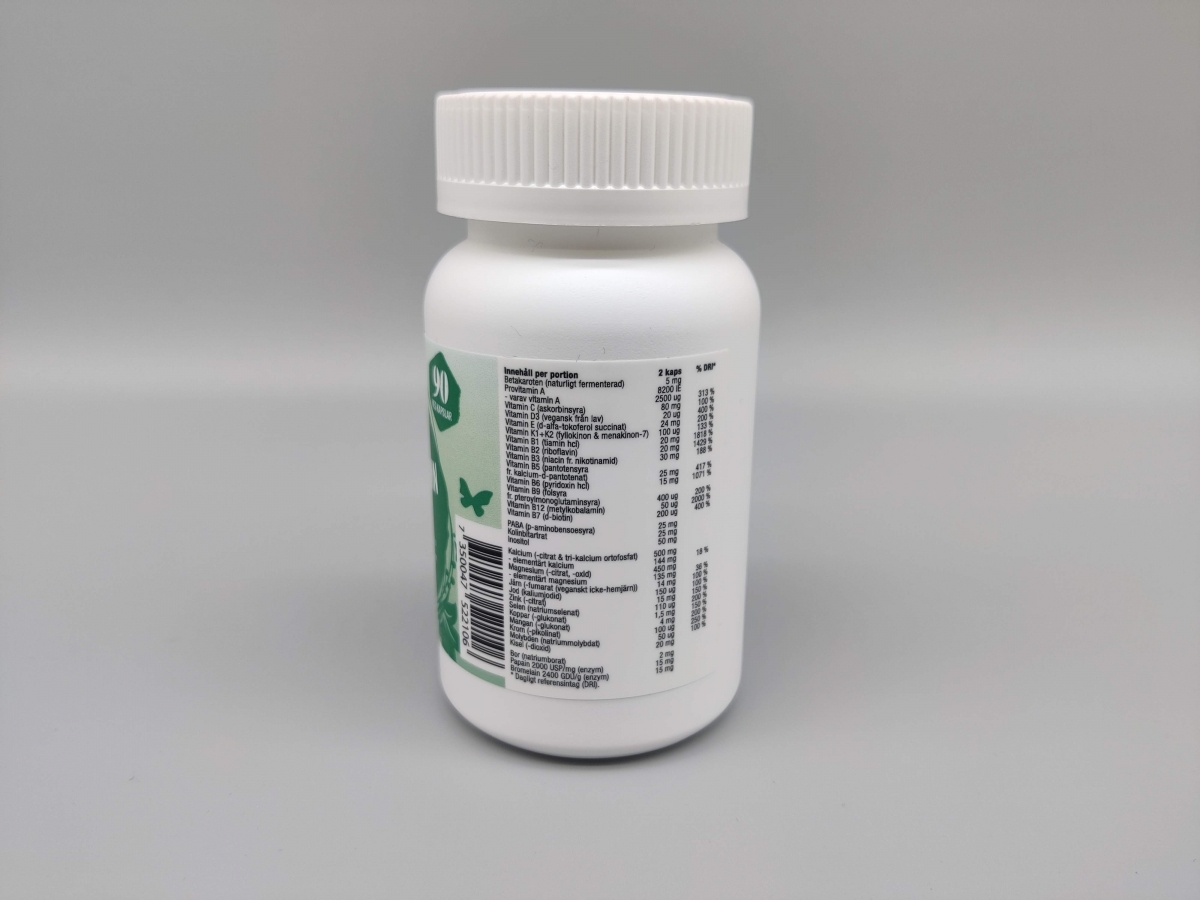 Baksidan på Healthwell Multivitamin Vegan med tydlig innehållsförteckning, egen studiofoto