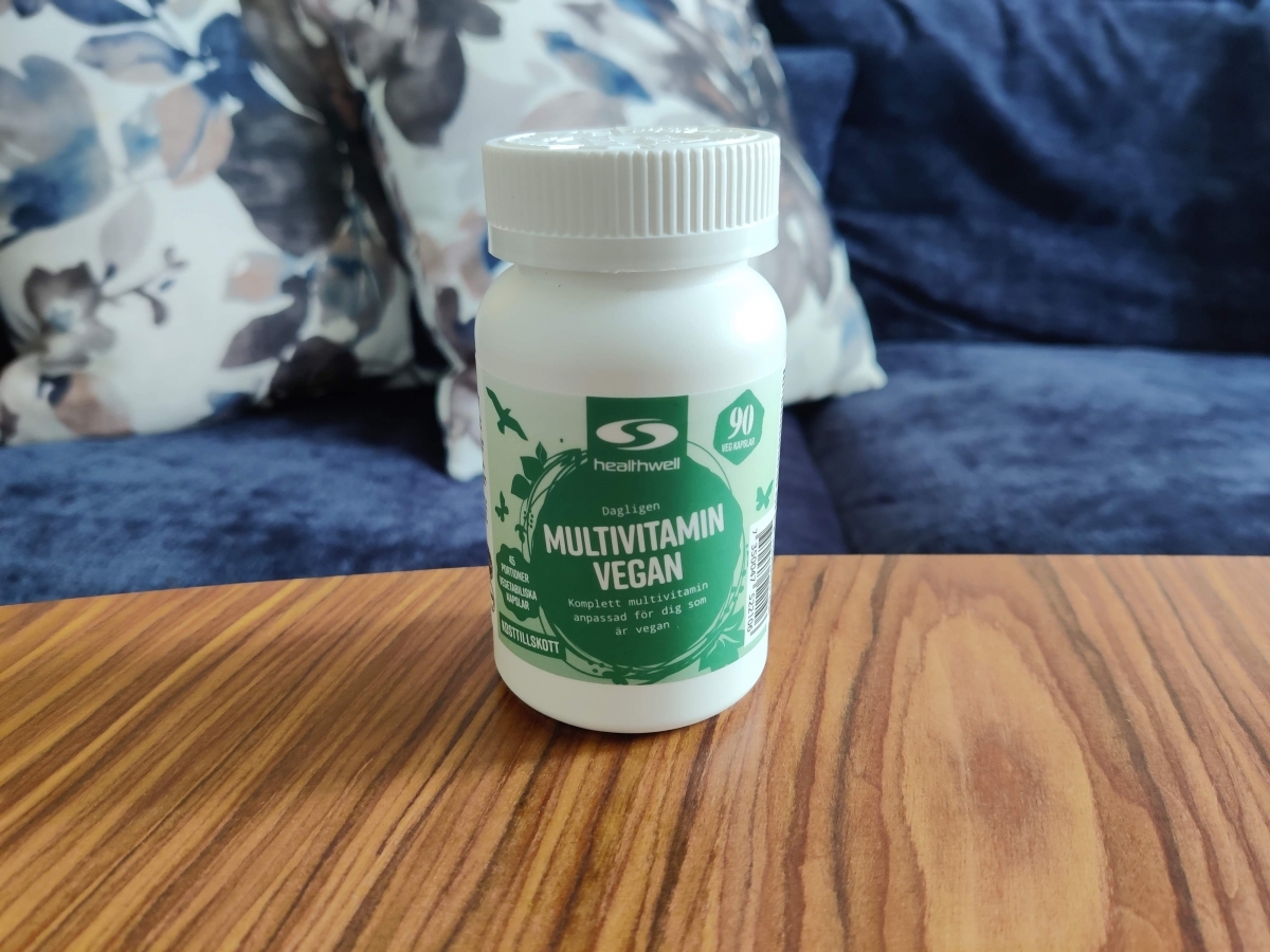 Healthwell Multivitamin Vegan på soffbordet hemma under vår användning