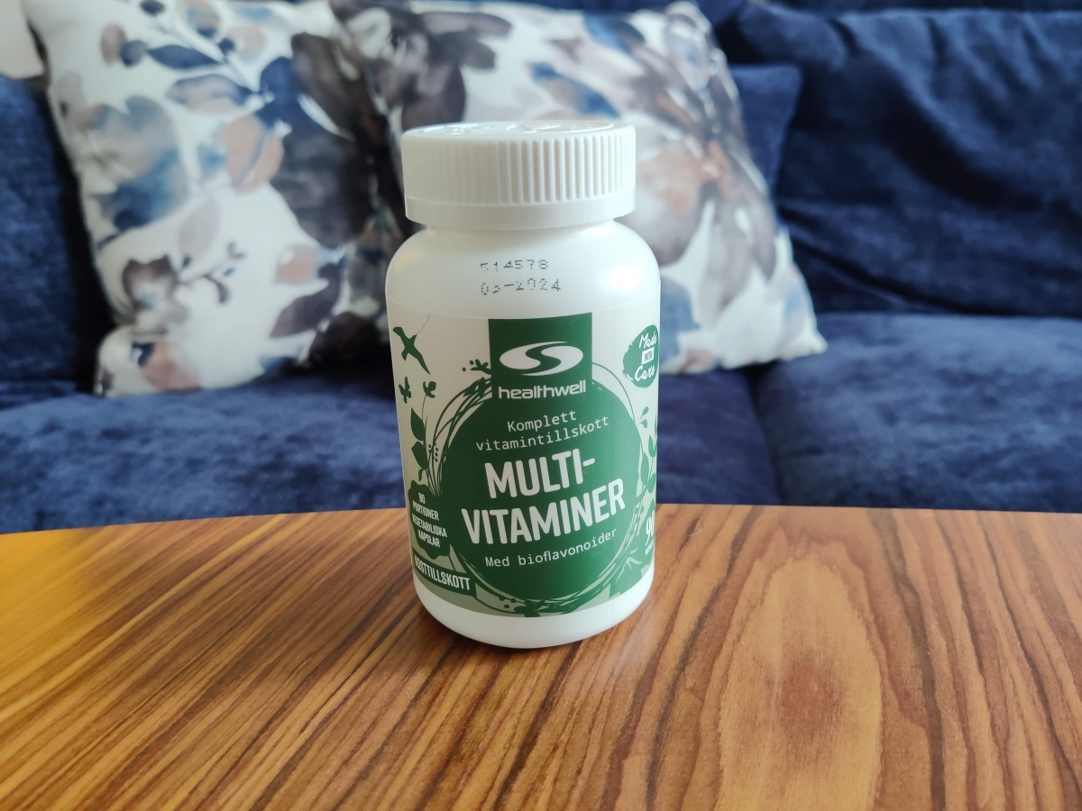 Healthwell MultiVitaminer på soffbord i vardagsmiljö under vårt test