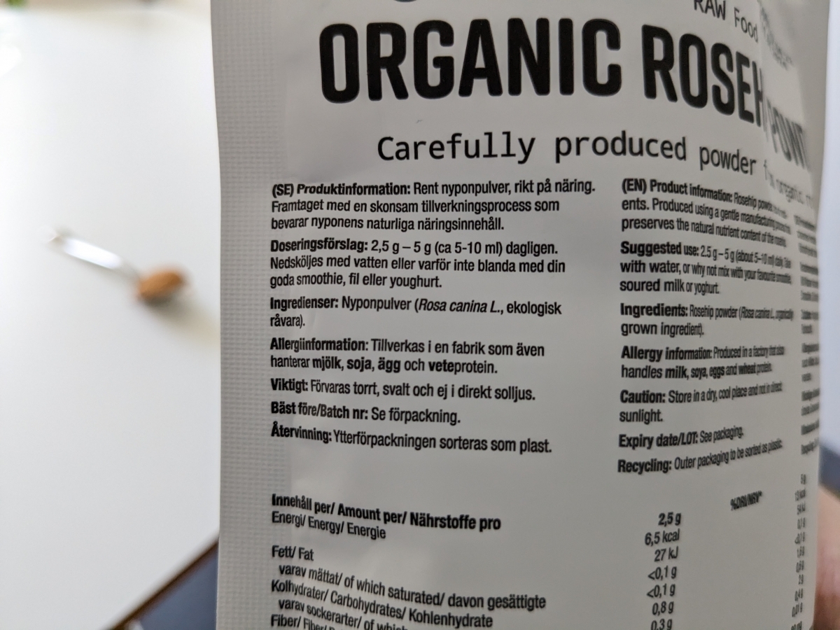 Baksida med tydlig doserings- och ingrediensinfo på Healthwell Nyponpulver EKO, fotograferat av oss