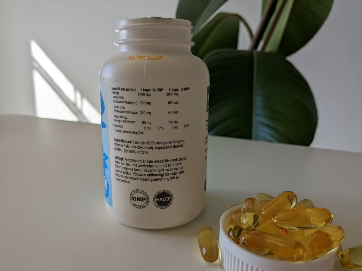 Närbild på etiketten hos Healthwell Omega-3 Plus med EPA 330 mg och DHA 220 mg